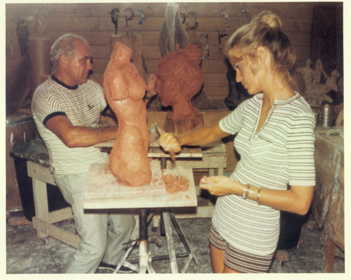Charles Umlauf and Farrah Fawcett working in the studio, Austin, 1971. ArtNews-Your Guide to International Contemporary Arts and Culture. Selection of Art news, Art reviews and Art related stories, Contemporary Art, Exhibitions